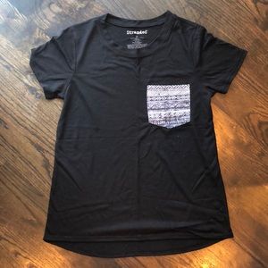 Stranded tee with Aztec pocket design